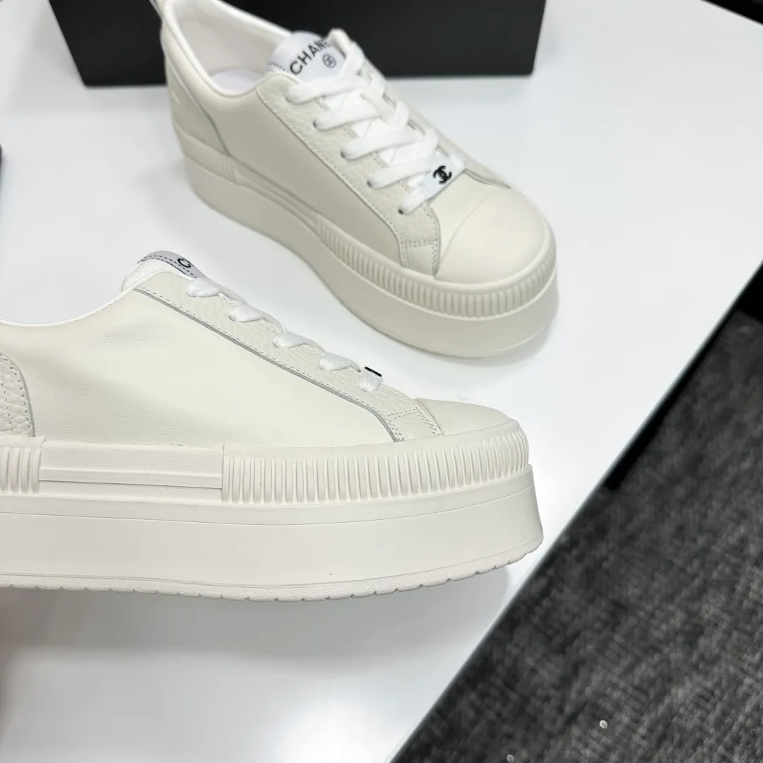 👟👟Ex-factory price 560👟👟Chanel Panda Shoes! 2025 counter's top casual sports shoes. This classic design; the upper is electro-embroidered with a variety of techniques; the outsole is fashionable and sporty; the unusual inclusion of a variety of color matching elements... The diversified mix and match is very good-looking and versatile, and can be used for leisure, fashion, sports, and outdoor... ꫛꫀꪝ Go➫ Materials: ❶Upper made of: original imported first-layer silk cowhide + original waterproof cloth + original first-layer cowhide ❷Inner lining: Breathable mesh ❸ Outsole based on: original TPU combination outsole, full set of boutique packaging for women 35–41